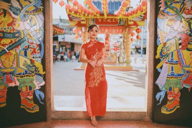 Cheongsam Geleneksel Kırmızı Elbise Giyen Güzel Asyalı Kadın Çin Yeni Yılı Posta Aracı.