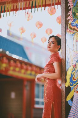 Cheongsam Geleneksel Kırmızı Elbise Giyen Güzel Asyalı Kadın Çin Yeni Yılı Posta Aracı.