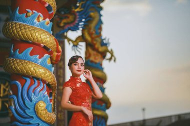 Cheongsam Geleneksel Kırmızı Elbise Giyen Güzel Asyalı Kadın Çin Yeni Yılı Posta Aracı.