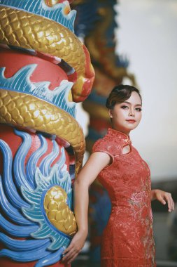 Cheongsam Geleneksel Kırmızı Elbise Giyen Güzel Asyalı Kadın Çin Yeni Yılı Posta Aracı.