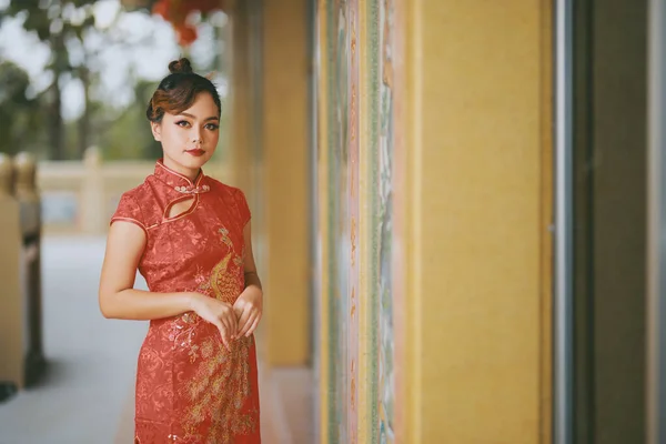 Mulher Chinesa Asiática Bonita Vestindo Cheongsam Vestido Vermelho Tradicional Moda — Fotografia de Stock