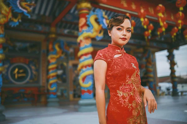 美丽的亚裔中国妇女穿着旗袍 传统红衣 — 图库照片