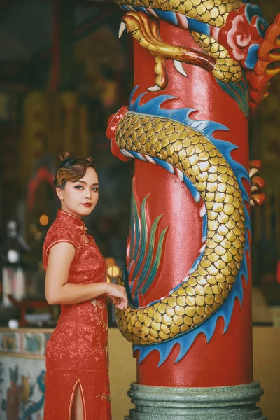 Vacker Asiatisk Kinesisk Kvinna Bär Cheongsam Traditionell Röd Klänning Mode — Stockfoto