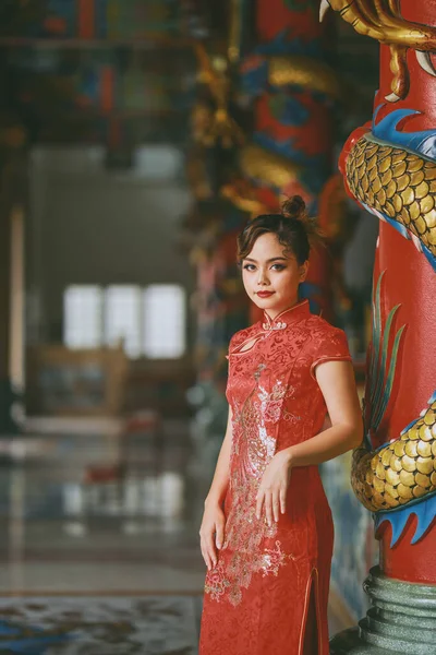 Mulher Chinesa Asiática Bonita Vestindo Cheongsam Vestido Vermelho Tradicional Moda — Fotografia de Stock