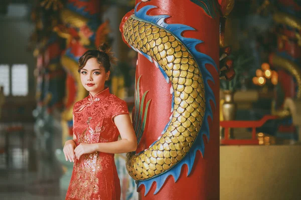 Bella Asiatica Donna Cinese Che Indossa Cheongsam Tradizionale Vestito Rosso — Foto Stock