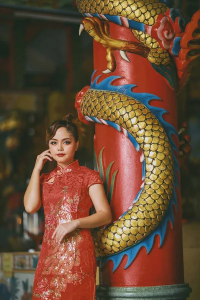 Bella Asiatica Donna Cinese Che Indossa Cheongsam Tradizionale Vestito Rosso — Foto Stock