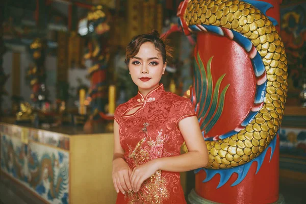 Mulher Chinesa Asiática Bonita Vestindo Cheongsam Vestido Vermelho Tradicional Moda — Fotografia de Stock