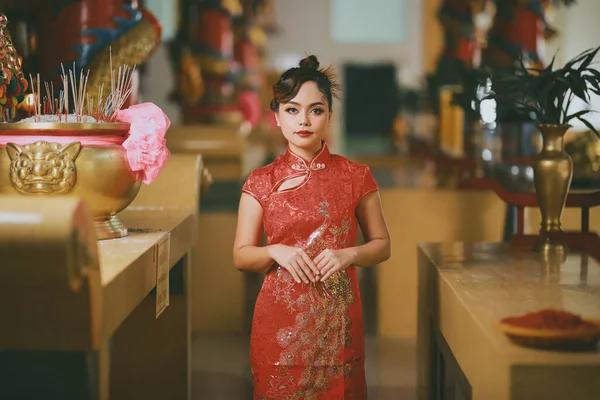 美丽的亚裔中国妇女穿着旗袍 传统红衣 — 图库照片
