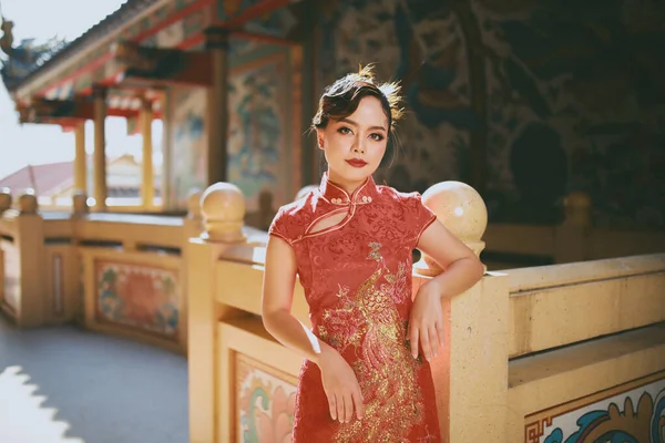 Cheongsam Geleneksel Kırmızı Elbise Giyen Güzel Asyalı Kadın Çin Yeni — Stok fotoğraf