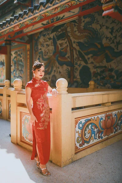 Beautiful Asian Chinese Woman Wearing Cheongsam Traditional Red Dress Fashion — Stock Photo, Image