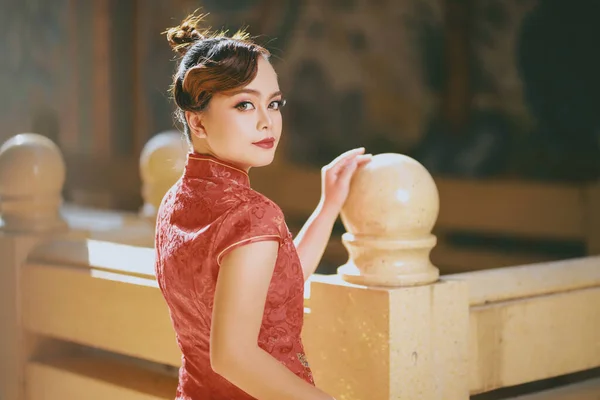 Красивая Азиатская Китаянка Традиционном Красном Платье Чхонсам Выкладывает Китайский Лунный — стоковое фото