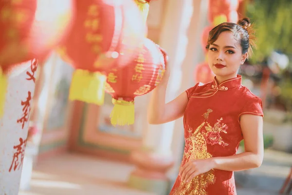 Krásná Asijská Čínská Žena Sobě Cheongsam Tradiční Červené Šaty Módní — Stock fotografie