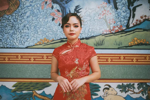 Wanita Tionghoa Asia Yang Cantik Mengenakan Cheongsam Pakaian Merah Tradisional — Stok Foto