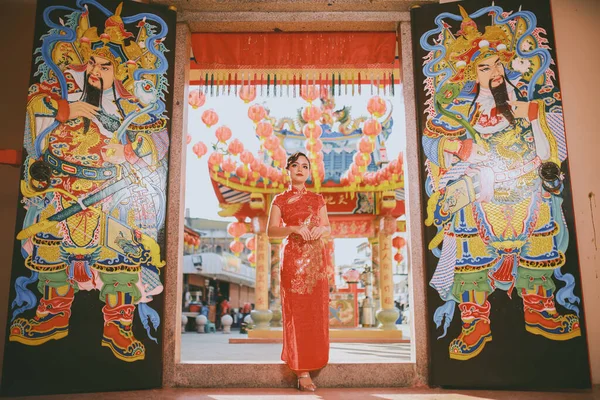 Beautiful Asian Chinese Woman Wearing Cheongsam Traditional Red Dress Fashion — Stock Photo, Image