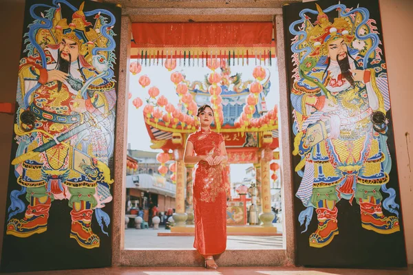 Mulher Chinesa Asiática Bonita Vestindo Cheongsam Vestido Vermelho Tradicional Moda — Fotografia de Stock