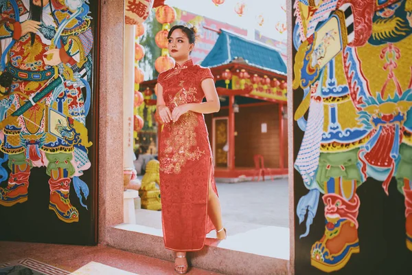 清サムを身に着けている美しいアジアの中国人女性伝統的な赤いドレスファッション投稿中国旧正月 — ストック写真