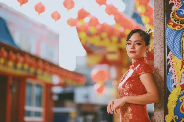 Hermosa Mujer China Asiática Con Cheongsam Vestido Rojo Tradicional Manera —  Fotos de Stock