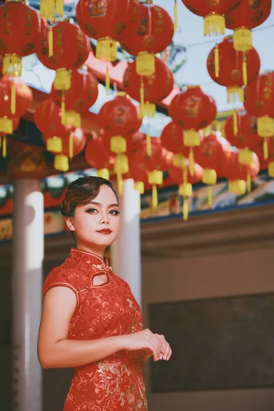 Vacker Asiatisk Kinesisk Kvinna Bär Cheongsam Traditionell Röd Klänning Mode — Stockfoto