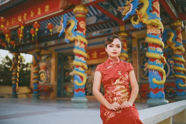 Hermosa Mujer China Asiática Con Cheongsam Vestido Rojo Tradicional Manera — Foto de Stock