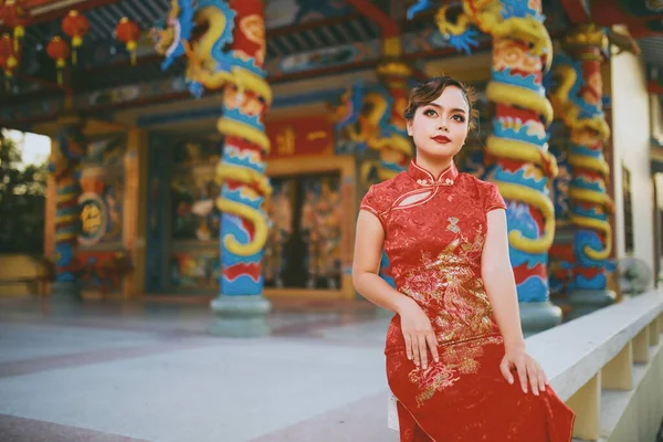 Wanita Tionghoa Asia Yang Cantik Mengenakan Cheongsam Pakaian Merah Tradisional — Stok Foto