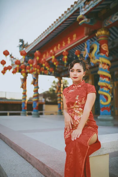 Mulher Chinesa Asiática Bonita Vestindo Cheongsam Vestido Vermelho Tradicional Moda — Fotografia de Stock