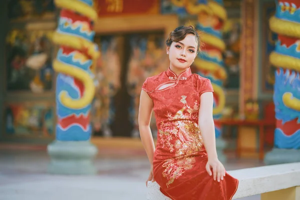 Bella Asiatica Donna Cinese Che Indossa Cheongsam Tradizionale Vestito Rosso — Foto Stock
