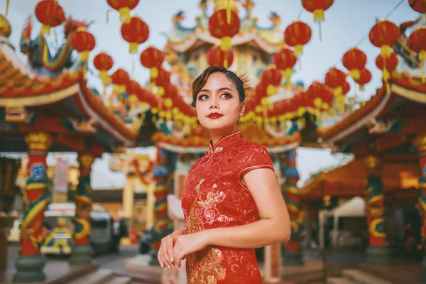 Wanita Tionghoa Asia Yang Cantik Mengenakan Cheongsam Pakaian Merah Tradisional — Stok Foto