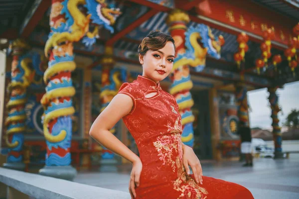 Прекрасна Азіатська Китайка Носить Чінгсам Традиційний Червоний Одяг Який Постить — стокове фото