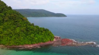 Doğa manzaralı tropikal cennet adası sahili güzel bir yaz mevsimine ev sahipliği yapıyor. Kumsalda temiz su ve mavi gökyüzü Koh Kood veya Ko Kut, Trat Tayland 'da..