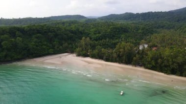 Doğa manzaralı tropikal cennet adası sahili güzel bir yaz mevsimine ev sahipliği yapıyor. Kumsalda temiz su ve mavi gökyüzü Koh Kood veya Ko Kut, Trat Tayland 'da..