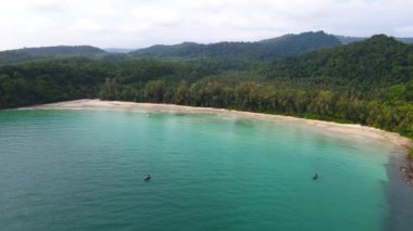 Doğa manzaralı tropikal cennet adası sahili güzel bir yaz mevsimine ev sahipliği yapıyor. Kumsalda temiz su ve mavi gökyüzü Koh Kood veya Ko Kut, Trat Tayland 'da..