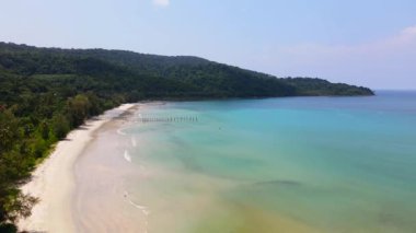 Doğa manzaralı tropikal cennet adası sahili güzel bir yaz mevsimine ev sahipliği yapıyor. Kumsalda temiz su ve mavi gökyüzü Koh Kood veya Ko Kut, Trat Tayland 'da..
