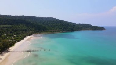 Doğa manzaralı tropikal cennet adası sahili güzel bir yaz mevsimine ev sahipliği yapıyor. Kumsalda temiz su ve mavi gökyüzü Koh Kood veya Ko Kut, Trat Tayland 'da..