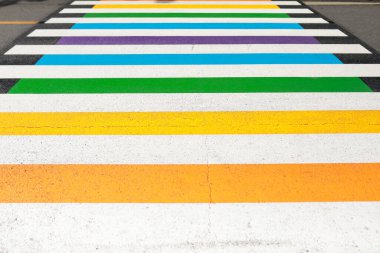 Gökkuşağı Yürüyüşü Onur Ayı festivalini karşılıyor. Gökkuşağı gururu lezbiyen, gey, biseksüel, transseksüel ve LGBTQ gururunun bir sembolüdür. Haziran 'da LGBTQ sosyal hareketi.