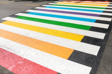 Gökkuşağı Yürüyüşü Onur Ayı festivalini karşılıyor. Gökkuşağı gururu lezbiyen, gey, biseksüel, transseksüel ve LGBTQ gururunun bir sembolüdür. Haziran 'da LGBTQ sosyal hareketi.