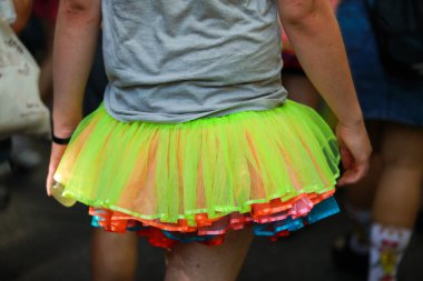 Gökkuşağı Onur Ayı Festivali 'ne hoş geldin der. Gökkuşağı gururu lezbiyen, gey, biseksüel, transseksüel ve LGBTQ gururunun sembolüdür. Haziran 'da LGBTQ sosyal hareketi.