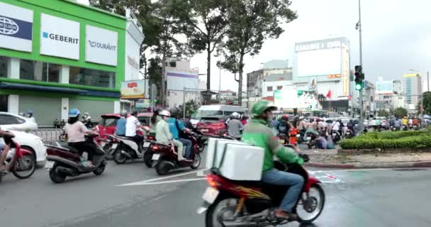 Chi Minh City Vietnam Juli 2022 Mensen Rijden Motorfietsen Weg — Stockvideo