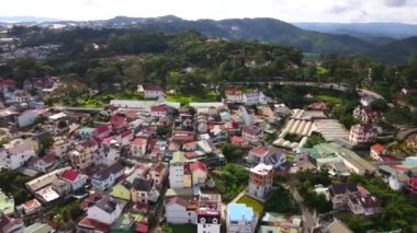 DA LAT CITY, VİETNAM - 15 Temmuz 2022: Vietnam, Da Lat şehrindeki manzara popüler bir turizm merkezidir. Gelişmiş Vietnam 'daki turizm şehri. (İHA 'dan hava görüntüsü )