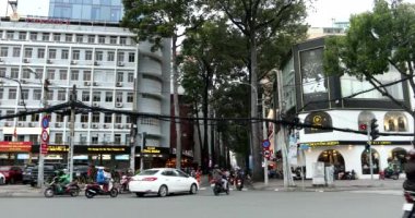 HO CHI MINH CITY, VİETNAM - 15 Temmuz 2022: Ho Chi Minh City, Vietnam 'da yolda ve sokakta motosiklet süren insanlar.