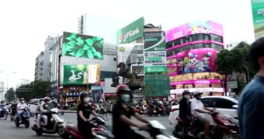 HO CHI MINH CITY, VİETNAM - 15 Temmuz 2022: Ho Chi Minh City, Vietnam 'da yolda ve sokakta motosiklet süren insanlar.