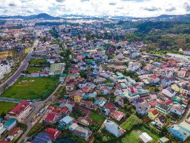 DA LAT CITY, VİETNAM - 15 Temmuz 2022: Vietnam, Da Lat şehrindeki manzara popüler bir turizm merkezidir. Gelişmiş Vietnam 'daki turizm şehri. (İHA 'dan hava görüntüsü )