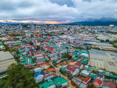 DA LAT CITY, VİETNAM - 15 Temmuz 2022: Vietnam, Da Lat şehrindeki manzara popüler bir turizm merkezidir. Gelişmiş Vietnam 'daki turizm şehri. (İHA 'dan hava görüntüsü )