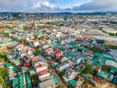DA LAT CITY, VİETNAM - 15 Temmuz 2022: Vietnam, Da Lat şehrindeki manzara popüler bir turizm merkezidir. Gelişmiş Vietnam 'daki turizm şehri. (İHA 'dan hava görüntüsü )
