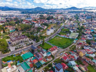 DA LAT CITY, VİETNAM - 15 Temmuz 2022: Vietnam, Da Lat şehrindeki manzara popüler bir turizm merkezidir. Gelişmiş Vietnam 'daki turizm şehri. (İHA 'dan hava görüntüsü )