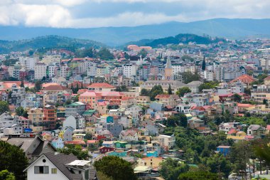 DA LAT CITY, VİETNAM - 15 Temmuz 2022: Vietnam, Da Lat şehrindeki manzara popüler bir turizm merkezidir. Gelişmiş Vietnam 'daki turizm şehri.