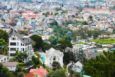 DA LAT CITY, VİETNAM - 15 Temmuz 2022: Vietnam, Da Lat şehrindeki manzara popüler bir turizm merkezidir. Gelişmiş Vietnam 'daki turizm şehri.