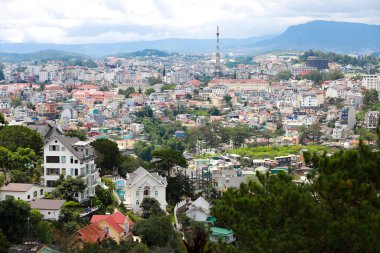 DA LAT CITY, VİETNAM - 15 Temmuz 2022: Vietnam, Da Lat şehrindeki manzara popüler bir turizm merkezidir. Gelişmiş Vietnam 'daki turizm şehri.