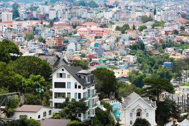DA LAT CITY, VİETNAM - 15 Temmuz 2022: Vietnam, Da Lat şehrindeki manzara popüler bir turizm merkezidir. Gelişmiş Vietnam 'daki turizm şehri.