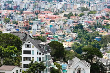 DA LAT CITY, VİETNAM - 15 Temmuz 2022: Vietnam, Da Lat şehrindeki manzara popüler bir turizm merkezidir. Gelişmiş Vietnam 'daki turizm şehri.