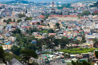 DA LAT CITY, VİETNAM - 15 Temmuz 2022: Vietnam, Da Lat şehrindeki manzara popüler bir turizm merkezidir. Gelişmiş Vietnam 'daki turizm şehri.